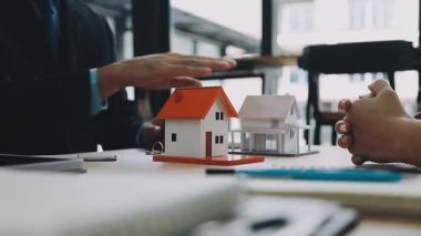 İş adamları el sıkışıyor, emlakçı, kredi