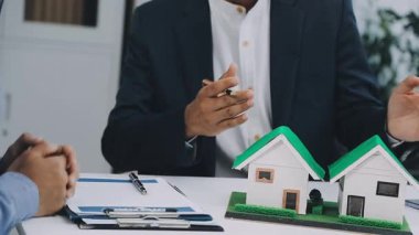 Modeli ya da ev sigortası modeli olan iş adamı ve emlakçı.