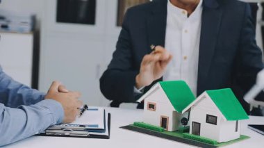İş adamı ve emlakçı ev planlarını ya da gayrimenkulleri tartışıyor