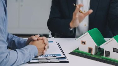 İş adamı anlaşma üstüne anlaşma yapıyor.