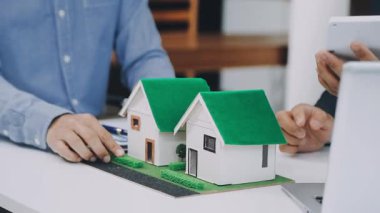 Emlakçı elinde yeni evin anahtarlarını tutuyor..