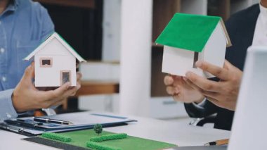 Modeli olan bir emlakçı ya da emlakçı