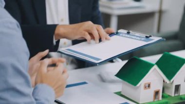 Emlakçı genç çifte ev modeli veriyor.