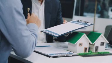 Emlakçı ev modelinin anahtarlarını gösteriyor, kira ve kredi için ev alıyor..