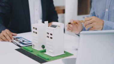 iş, takım çalışması, teknoloji ve insan konsepti - erkek eli ve dizüstü bilgisayarla çalışan modelin yakın çekimi