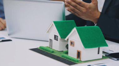 Emlakçı ev modelini satılık ev olarak gösteriyor..