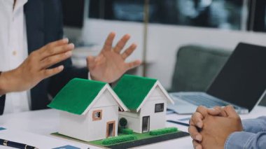 Emlakçı müşteriye ev modelini gösteriyor