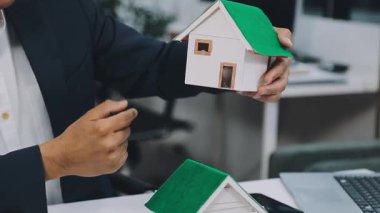 İş adamı model evin anahtarını ve ev almak için elini tutuyor..