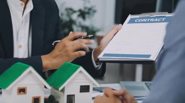 Emlakçı bir anlaşmadan sonra anlaşmayı sallıyor..