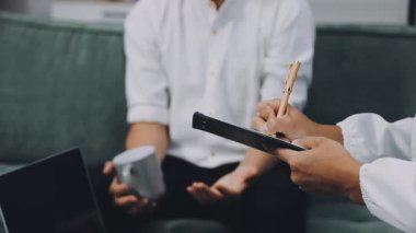 İşadamı ofiste tablet bilgisayarda çalışıyor.