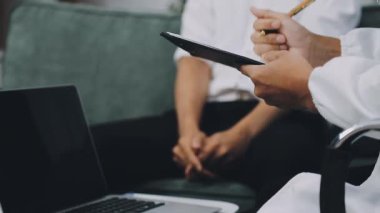 Ofiste dijital tablet kullanan genç işadamlarının kapatılması