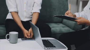 Doktor ve hemşire masadaki hastalarla tartışıyor.