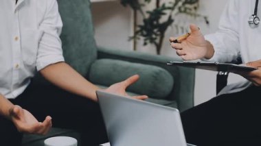 Doktor stetoskop ve ofisindeki hasta ile.