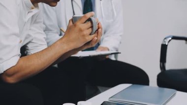 Elinde dosya tutan bir erkek doktorun yakın çekimi.