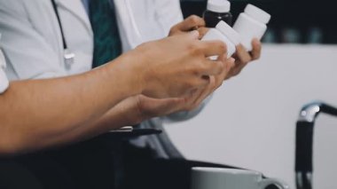 Hastanede dijital tableti tutan erkek doktorların ellerini kapatın..