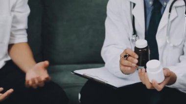 Doktor elinde haplar ve haplar tutuyor.