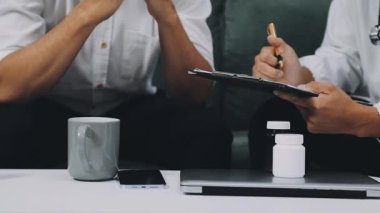 Doktor ofiste tablet üzerinde çalışıyor.