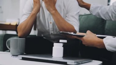 Kapalı - doktor eli bir şişe su tutarken ve hap alırken.