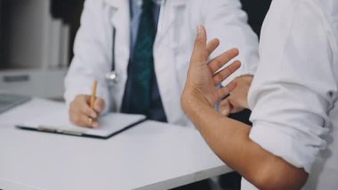 Yakın çekim. Doktorlar hastanedeki hastayı tartışıyor.