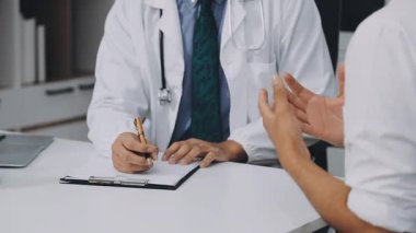 Doktor ve hasta ofiste otururken panoda bir şey tartışıyorlar, kapat.