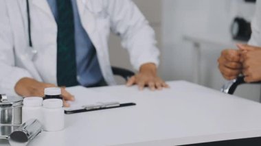 Hastayı ve hapları ofiste tutan doktoru kapatın.