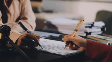 Ofiste çalışan avukat