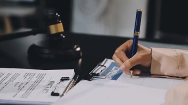 İş kadını kontrat imzalıyor