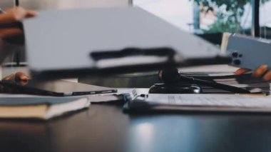 Kafedeki genç kadın.