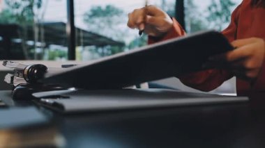 İş kadını el ele tutuşma belgesi ve defter üzerine yazı, iş konsepti..