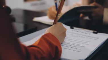 Yakın plan - Bir kağıda kalem yazarak kadın elleri