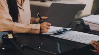 Ofiste çalışan iş kadını.