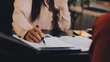 genç kadın belge imzalıyor