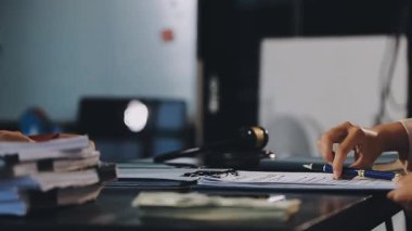 Elinde belge tutan genç bir iş kadını