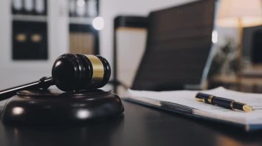 Avukat ya da avukat konsepti. Tokmağı masaya koy. yasal danışmanlık