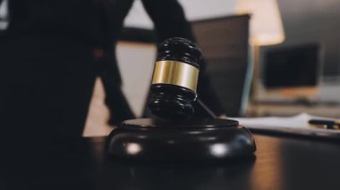 Adalet kavramı. Tokmak ve adalet masada. Hukuk ve hukuk kavramı