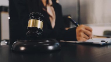 Hukuk ve hukuk teması. Yargıç Cavel ve Yargıç vel büroda masada. Hukuk ve adalet.