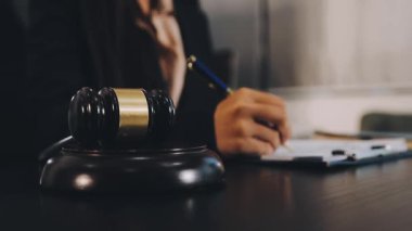 Hakim tokmak ve hakimin avukatı veya avukatı ofiste, hukukta ve hukuk hizmetleri konseptinde çalışıyor..