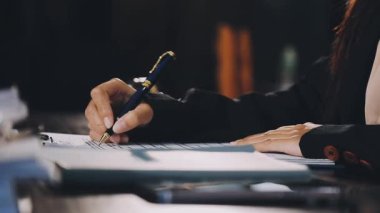 Kapalı - kağıda yazı yazan kadın elleri