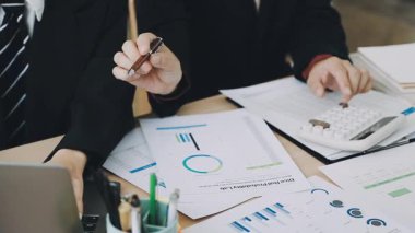 Ofiste çalışan bir iş adamı. İş yerinde çalışan iş adamları.