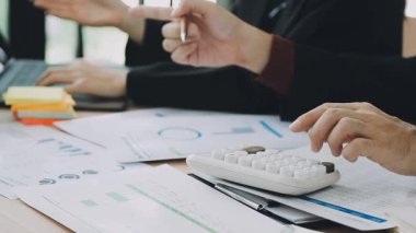 Hesap makinesiyle çalışan iş adamları