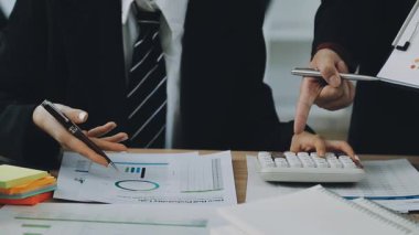 İşadamları mali raporu tartışıyor ve şirketi planlıyorlar.