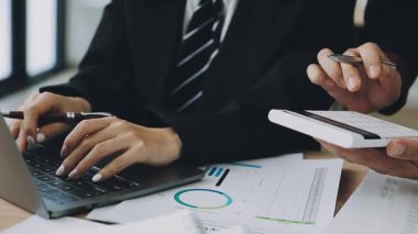 Dizüstü bilgisayarı olan genç bir işadamı