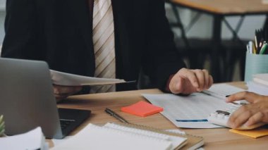 Kağıda yazan işadamlarının el yazısını kapat