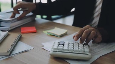 İş ekibi çalışması ve mali analiz büroda.