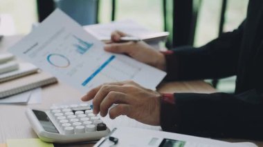 Ofiste çalışan iş adamı