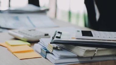 Laptop ve belgeli ofis işyeri