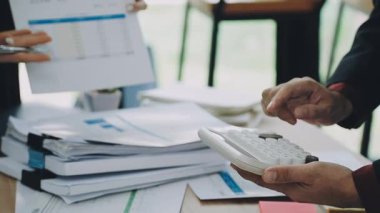 Ofis, iş ve muhasebe kavramında hesap makinesi ve belgelere sahip iş adamı
