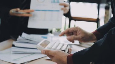yakın plan - hesaplayıcı kullanan ve mali hesaplama vergisi, vergi hesaplama ve gelir konsepti, mali muhasebe ve işletme hesaplayan iş adamı