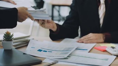 Ofis masasında dizüstü bilgisayarla çalışan iş adamı