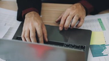 Ofiste çalışan genç adam, iş konsepti